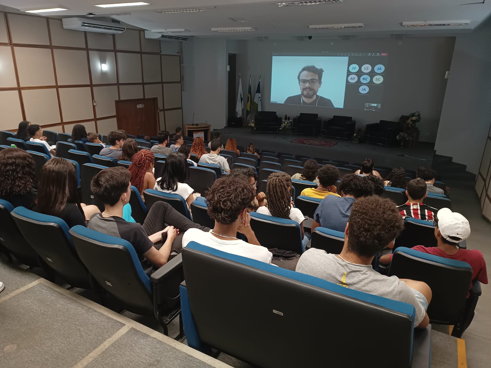 Alunos assistem palestra do Luiz via telão ao vivo